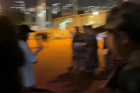 音乐生在军训时合唱《灯火里的中国》，声音婉转优美动听，网友：唱出了国泰民安的感觉图片