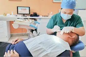 健康小站丨明明每天刷牙，牙上的洞反而越来越多？可能是姿势出了问题图片