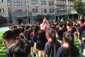把关怀爱护送到孩子们心里 买世蕊讲“开学第一课”图片