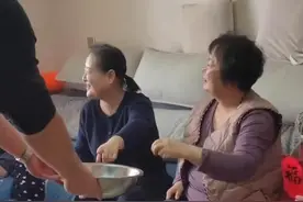 新春走基层|四世同堂相聚春节好不热闹！5岁男孩用盆接红包笑翻众人图片