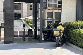 骑手“进门难”困局怎么解？西安近百小区有了“骑手通行解决方案”图片