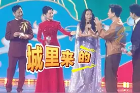 青岛小哥于毅在山东春晚给观众拜年 韦唯开玩笑说于毅“他是城里来的”图片