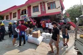 缅甸实皆男教师被困122小时成功获救：救援装备是中国捐赠，被救出现场响起掌声图片