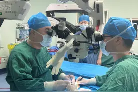 泰安男子遭遇车祸，耳朵被齐根削掉！医生接力续接断耳图片