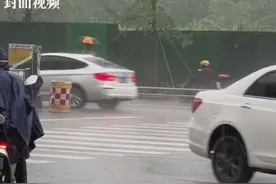 暴雨致城市内涝 成都消防紧急出动排水图片