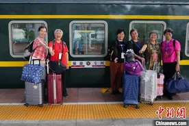 国铁南宁局开行“畅游大西北”旅游专列图片