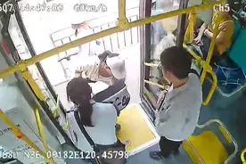 主动帮抬婴儿车，隧道巴士乘务员获乘客点赞！图片