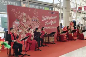 新春走基层丨外籍邮轮抵厦，外国旅客体验浓浓中国年味图片