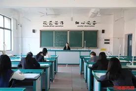 一场特殊的考试：金海高中40名教师与高三学生同考一张卷图片