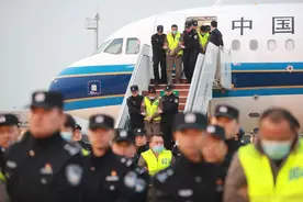 缅甸妙瓦底地区的200名中国籍涉诈犯罪嫌疑人经泰国被押解回国图片