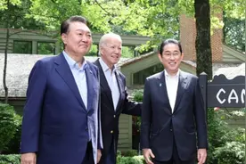 拜登与岸田文雄、尹锡悦在戴维营会面图片