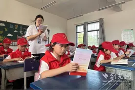大悟县红色小导游与大别山支教团“手牵手”开展红色教育活动图片