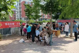 “移动发廊”进社区，公益理发暖人心图片