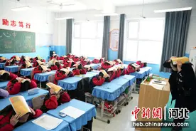 河北隆尧：举行校园防震应急避险疏散演练图片