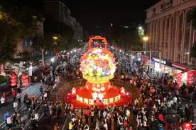 2025年广州荔湾传统迎春花市开幕，这个巨型“双花篮”亮了！图片