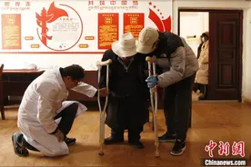 从学医回国到学医报国 医务工作者点亮生命之路图片