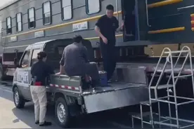 是个狠人！辽宁男子直接买火车车厢带父母到处玩！网友：怪不得我抢不到票图片