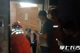 电梯突发故障致六旬老人被困，消防成功解救图片
