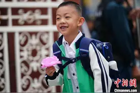 昆明小学迎来开学日图片