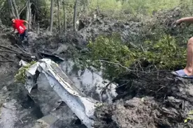 五名中国游客泰国坠机身亡，救援队：在空中爆炸后坠毁，挖了三米多才发现人体组织视频封面