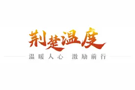老人拉废品侧翻在路口，热心大哥连忙上前帮扶图片
