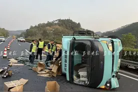 事发广昆高速！小货车被追尾侧翻，货物散落一地图片