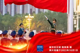 明日6时10分，五星红旗与太阳一同升起！图片