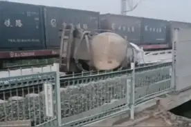天津一罐式半挂车凌晨抢越道口撞断道口栏杆后与火车相撞，幸无人员伤亡，多方回应图片