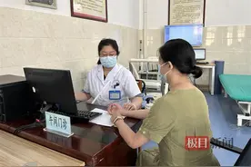 女子喝水致腹泻？原来和这个习惯有关图片