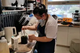 他们“无障碍”运营这家奶茶店图片