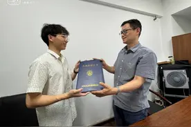世界遗产驶来电动船 浙江首艘“油改电”内河货运船舶顺利“拿证”图片