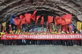 8010米！临清高速王家寨特长隧道左幅成功贯通图片