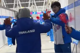 泰国运动员亚冬会开幕式上与志愿者开心击掌 见到吉祥物笑容满面图片