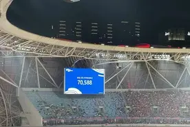 70588名现场观众，国足还是输了！王大雷回应重大失误：那个球我没看到图片