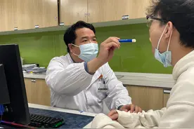 一晚上打鼾771次，21岁小伙睡觉鼾声如雷频被室友“投诉”图片