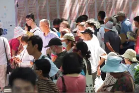 七夕千佛山相亲大会收官日人气不减，现场人潮涌动图片