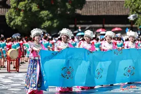 万余苗乡儿女同唱“娇阿依”共舞“踩花山”图片