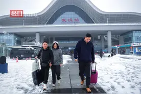 风雪回家路：每个脚印都承载着对团圆的渴望图片