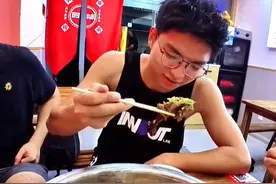 成都网红篮球场“野生”MC涂勇：打完篮球再炫肉，杉板桥巴适得板！| 我是推荐官图片