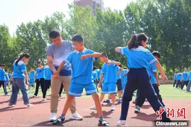 河北南宫：京剧戏曲操“圈粉”小学生图片