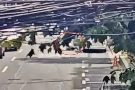 事发上海街头！骑车女子突然倒地，口中流血不止，一旁司机后悔不已图片