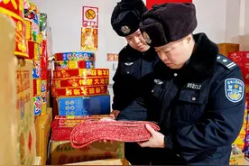 【冬季行动】筑牢烟花安全关 守好万家灯火明——东风公安分局开展烟花爆竹安全检查图片