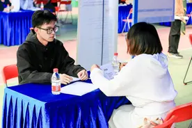 “元宇宙”搭配招聘会 深职大数创毕业生求职玩出新花样图片