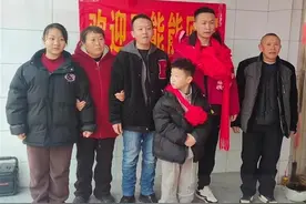 被余华英拐卖30年的小伙回乡认亲，全村放鞭炮欢迎，当年一同被拐的哥哥仍未回家图片