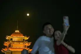 新华全媒+｜中秋国庆喜相连 花好月圆同欢庆——各界群众欢度中秋扫描图片