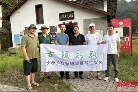 踏遍长沙古镇乡村，油画家绘制１１８幅作品图片