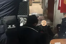凌晨4点！民警在小区里大声呼喊→图片
