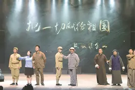 爱国主义精神在传颂——讲述梁金山先进事迹舞台剧《把一切献给祖国》引发观众热议图片