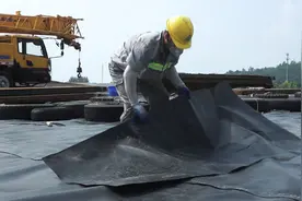 1200℃热源炙烤，他们烫着脚底坚持焊膜！图片