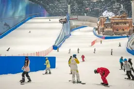 在上海可以滑雪了，全球最大室内雪场耀雪冰雪世界开业，增新手雪道图片